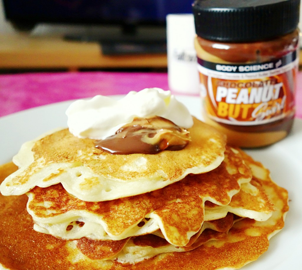 Våffelpannkakor med grädde och choklad-jordnötssmör! :D