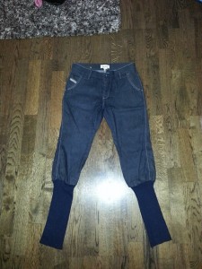 Riktigt orginella Dieseljeans lika snygga ngt baggy som tighta, med mörkblå mudd nertill som kan dras upp och "skrynklas" ihop. Faktiskt riktigt snygga. Strlk  26 Säljes 200kr