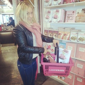 Miss sweethtooth med avslöjande kokböcker i den ROSA shoppingkorgen ;) ( det ska va gött å leva..annars kan de kvetta ;) )